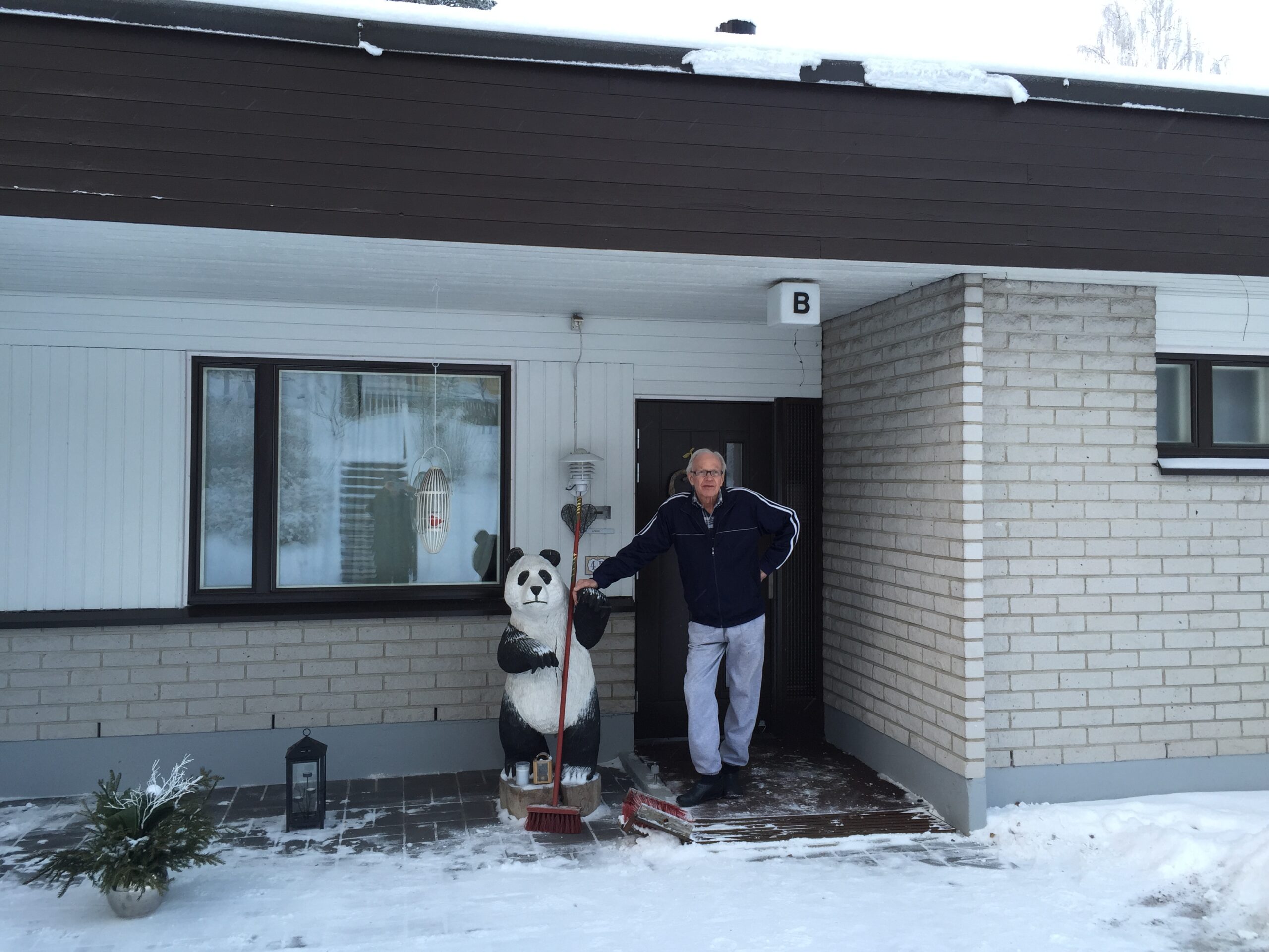 Lämpö-Valli Oy:n tyytyväinen asiakas Jyväskylän Vaajakoskella rivitaloyhtiön edessä