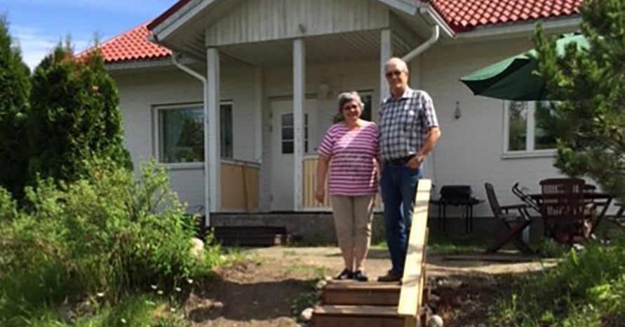 Lämpö-Valli Oy:n tyytyväinen asiakas Jyväskylässä omakotitalon edessä