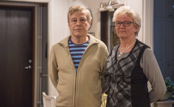 Lämpö-Valli Oy:n tyytyväinen asiakas Hannu ja Airi Nättinen sisällä omakotitalossa