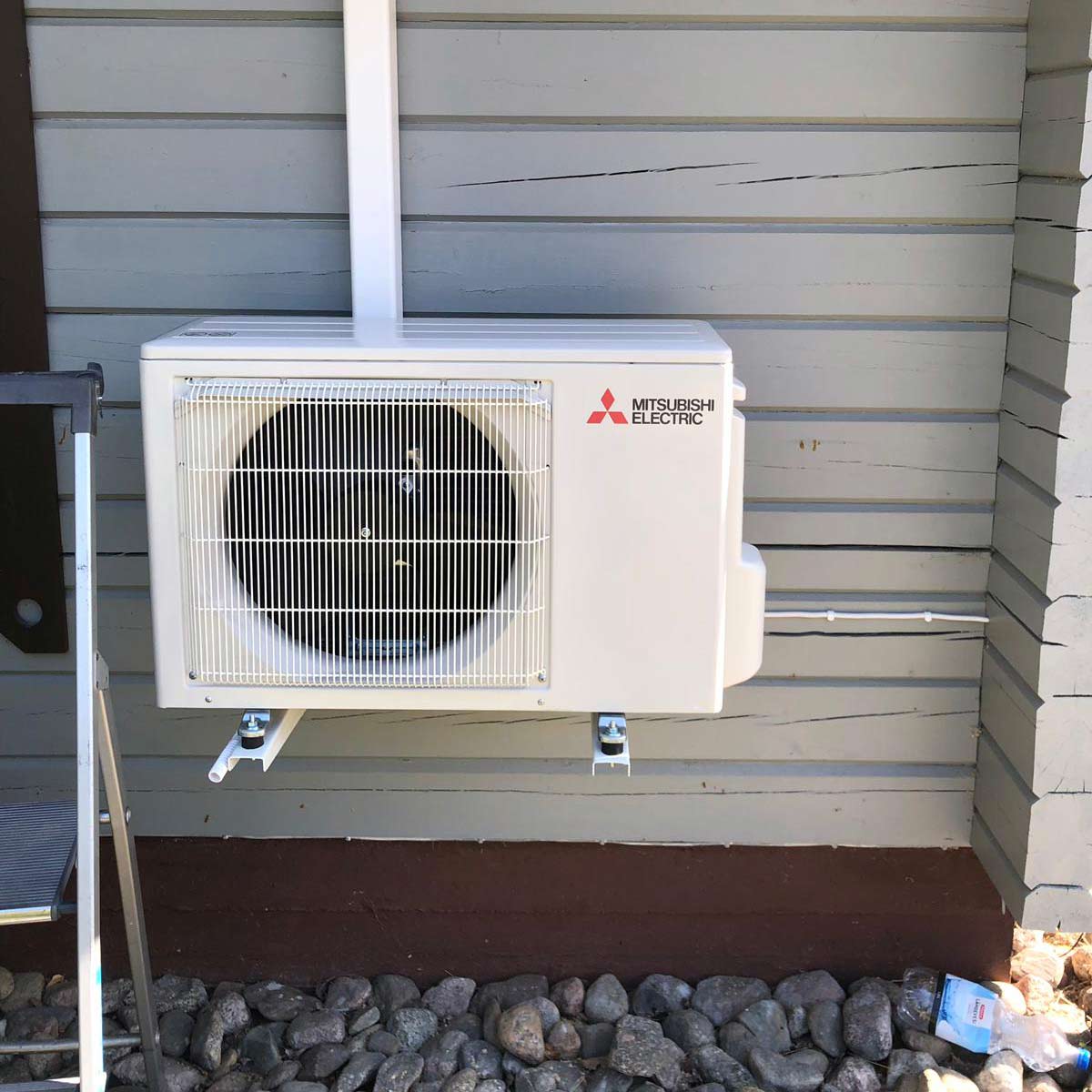 Ilmalämpöpumpun asennus, ulkoyksikön asennus seinätelineeseen