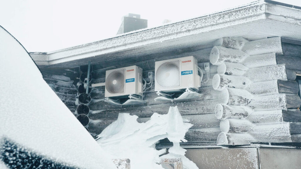 Toshiba-ilmalämpöpumppu pakkasessa, kaksi ulkoyksikköä