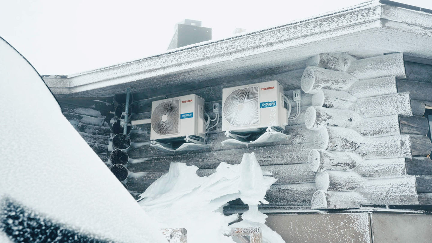 Toshiba-ilmalämpöpumppu pakkasessa, kaksi ulkoyksikköä